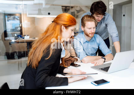 Kreative Unternehmer und Designer Brainstorming in einem modernen Büro Stockfoto