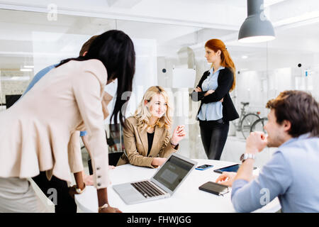 Kreative Unternehmer und Designer Brainstorming in einem modernen Büro Stockfoto