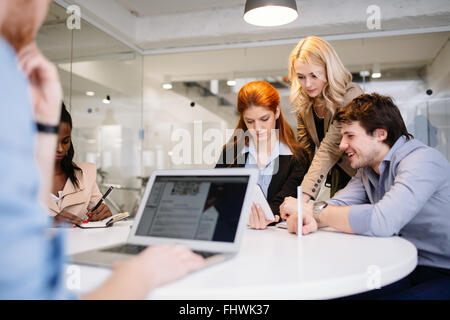 Geschäftsleute, die im Büro arbeiten und den Austausch von Ideen Stockfoto