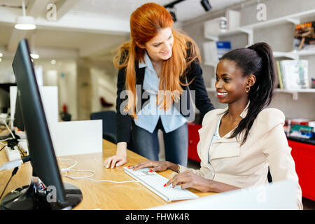 Business-Leute arbeiten im Büro und am Computer arbeiten Stockfoto