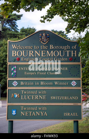 Ein Willkommen an Bournemouth Zeichen am Rande der Stadt in Dorset, Großbritannien Stockfoto