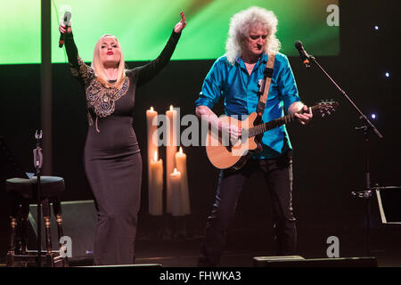 Mailand Italien. 25. Februar 2016. Die legendäre Gitarrist von Queen, BRIAN MAY und die amerikanische Schauspielerin und Sängerin KERRY ELLIS führt live auf der Bühne am Teatro Degli Arcimboldi während der "One Voice The Tour 2016" Credit: Rodolfo weitertransferiert/Alamy Live News Stockfoto