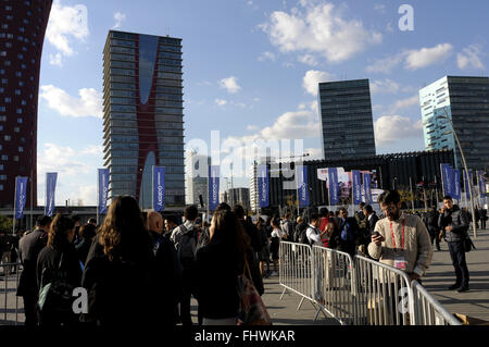 Besucher aus Seite den Haupteingang der Mobile World Congress 2016 an der Fira Gran Via Komplex in Hospitalet de Llobregat, Barcelona, Spanien. 25/02/16.Credit: Rosmi Duaso/Alamy Live-Nachrichten Stockfoto