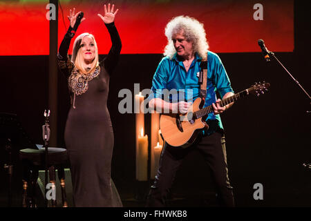 Mailand Italien. 25. Februar 2016. Die legendäre Gitarrist von Queen, BRIAN MAY und die amerikanische Schauspielerin und Sängerin KERRY ELLIS führt live auf der Bühne am Teatro Degli Arcimboldi während der "One Voice The Tour 2016" Credit: Rodolfo weitertransferiert/Alamy Live News Stockfoto