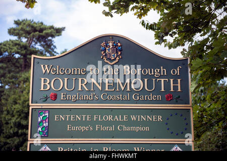 Ein Willkommen an Bournemouth Zeichen am Rande der Stadt in Dorset, Großbritannien Stockfoto
