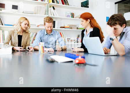 Lebensstil der Geschäftsleute im modernen Büro Stockfoto