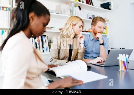 Multiethnische Menschen arbeiten in modernen, gut ausgestatteten Büro Stockfoto