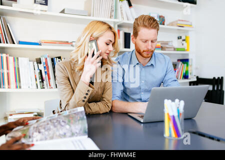 Unternehmer im modernen Büro arbeiten und Zusammenarbeit Stockfoto