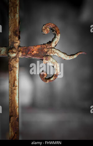 Details von einem weißen Zaun die jahrelange Vernachlässigung durchgerostet geworden. Stockfoto