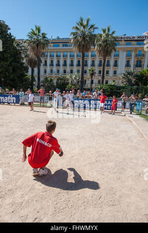 Teilnehmer und Zuschauer bei einem Boules-Turnier auf der Promenade des Anglais in Nizza, Frankreich Stockfoto