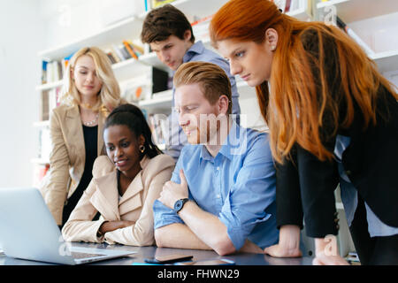 Multiethnische Menschen arbeiten in modernen, gut ausgestatteten Büro Stockfoto