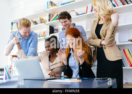 Glückliche Unternehmen Mitarbeiter glücklich über den Erfolg des Unternehmens und junge Errungenschaft Stockfoto