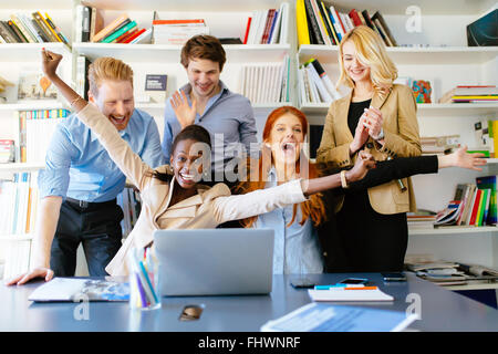 Erfolgreiches Unternehmen feiert Geschäftserfolg mit Kollegen, glücklich zu sein Stockfoto