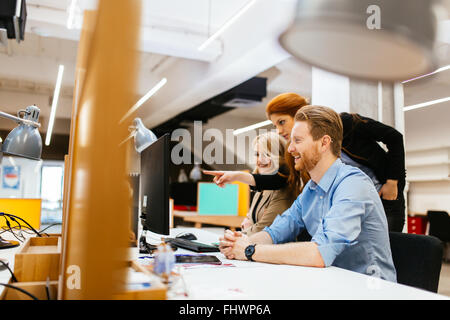 Unternehmer im Büro arbeiten und Problemlösung im team Stockfoto