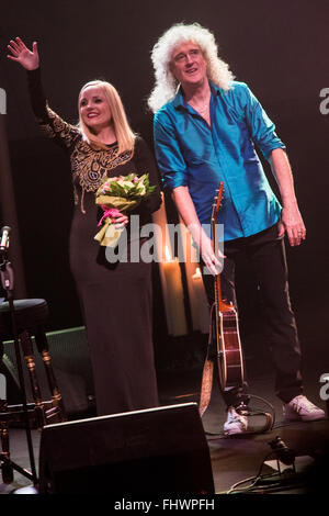 Mailand Italien. 25. Februar 2016. Die legendäre Gitarrist von Queen, BRIAN MAY und die amerikanische Schauspielerin und Sängerin KERRY ELLIS führt live auf der Bühne am Teatro Degli Arcimboldi während der "One Voice The Tour 2016" Credit: Rodolfo weitertransferiert/Alamy Live News Stockfoto