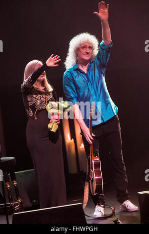 Mailand Italien. 25. Februar 2016. Die legendäre Gitarrist von Queen, BRIAN MAY und die amerikanische Schauspielerin und Sängerin KERRY ELLIS führt live auf der Bühne am Teatro Degli Arcimboldi während der "One Voice The Tour 2016" Credit: Rodolfo weitertransferiert/Alamy Live News Stockfoto