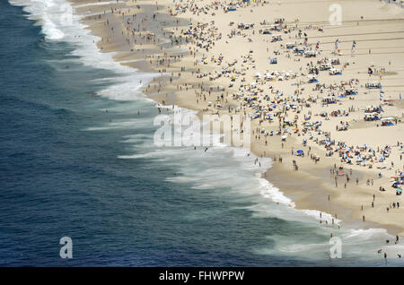 Blick Badegäste am Strand der Copacabana vom Gipfel des Morro Leme Stockfoto