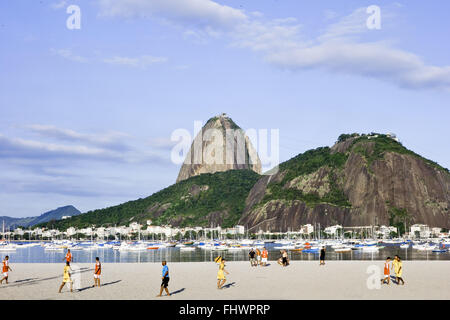 Fußball auf Botafogo Beach Complex mit Zuckerhut im Hintergrund Stockfoto