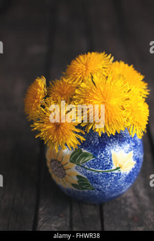 Löwenzahn auf hölzernen Hintergrund Stockfoto