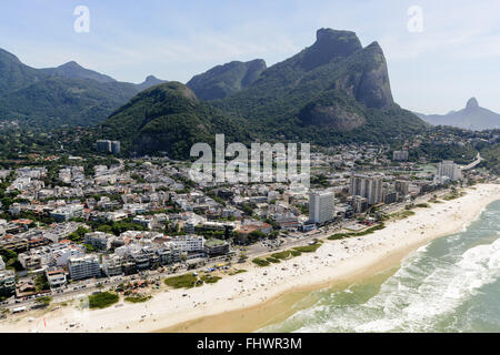 Luftaufnahme von Barra da Tijuca mit Sernambetiba Avenue - offiziell Avenue Lucio Costa Stockfoto