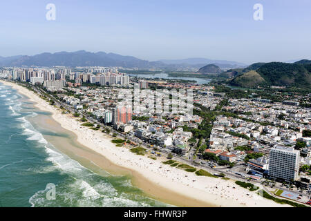 Luftaufnahme von Barra da Tijuca mit Sernambetiba Avenue - offiziell Avenue Lucio Costa Stockfoto