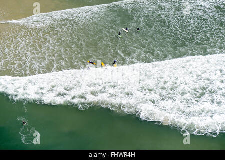 Luftaufnahme der Surfer in den Wellen des Praia da Barra da Tijuca Nachbarschaft mit dem gleichen Namen in Stockfoto