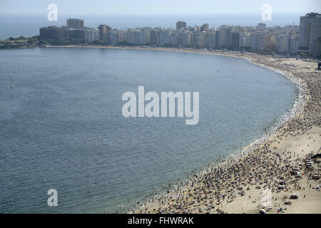 Draufsicht der Badegäste am Strand der Copacabana, Südseite Stockfoto