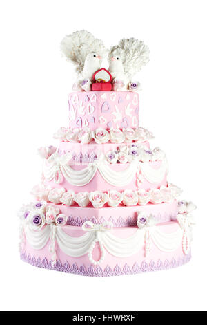Schöne rosa und weiß geschichtet Hochzeitstorte mit Tauben, Rosen und Trauringe auf der Oberseite. Erstaunliche Hochzeitstorte isoliert auf w Stockfoto
