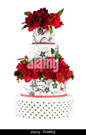 Weiße Hochzeitstorte mit floralen Ornament und rote Blumen-Arrangement isoliert auf weißem Hintergrund Stockfoto