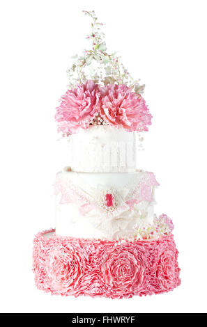 Weiß und rosa rot Hochzeitstorte mit Pfingstrose Blumen und Blumenschmuck verziert. Isoliert auf weißem Hintergrund Stockfoto
