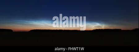 Schönen Himmel Phänomen Nachtwolken Sonnenuntergang Landschaft Panoramafoto Stockfoto