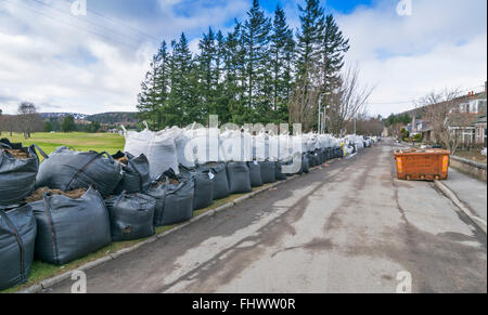 BALLATER ABERDEENSHIRE RIVER DEE HOCHWASSER SCHADEN ROAD NEBEN DEM GOLFPLATZ GESÄUMT VON GROßEN GEFÜLLTEN SANDSÄCKE Stockfoto