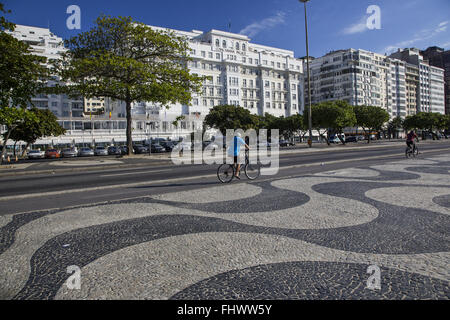 Promenade von Copacabana-Strand und Hotel Copacabana Palace in Atlantica Avenue Stockfoto