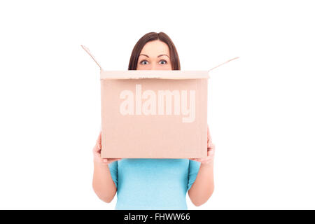 Eine junge schöne kaukasischen Frau einen Karton in den Händen halten. Stockfoto