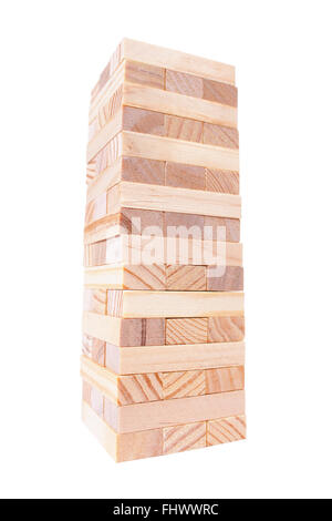 Holz-Spiel (Jenga) auf weißem Hintergrund blockiert Stockfoto