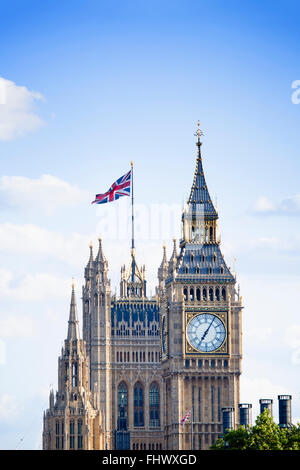 London - Big Ben und den Houses of Parliament (Palace of Westminster) mit Union Jack UK national Flagge Stockfoto