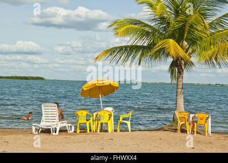 Kleiner Strandstühle in Paulo Afonso - Rio Sao Francisco Stockfoto