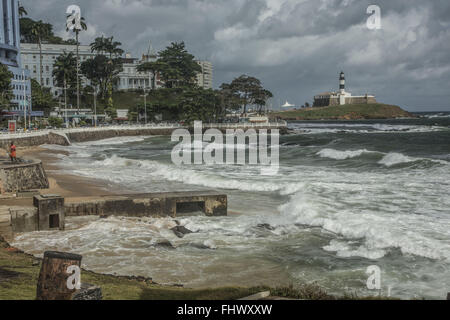 Porto da Barra mit Forte de Santo Antonio da Barra und Farol da Barra nach unten Stockfoto