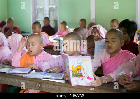 Buddhistische Nonnen in der Schule in ihrem Klassenzimmer Stockfoto