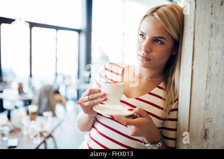 Porträt einer schönen Frau trinken Kaffee, Tee in einem café Stockfoto