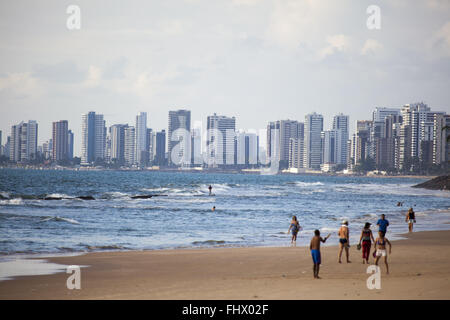 Badegäste am Strand von Boa Viagem mit Gebäuden im Hintergrund Stockfoto