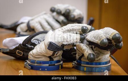 Russische Sokol Raumanzug Handschuhe im Gagarin Kosmonauten Training Center 25. Februar 2016 in Star City, Russland. Stockfoto