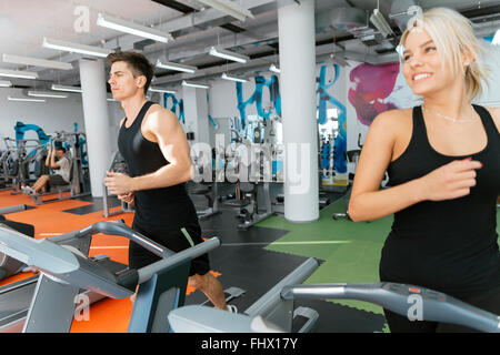 Menschen laufen auf Laufbänder im Fitness-Studio, Körper in Form zu halten Stockfoto