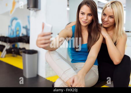 Schöne Frauen unter Selfies und Lächeln Stockfoto