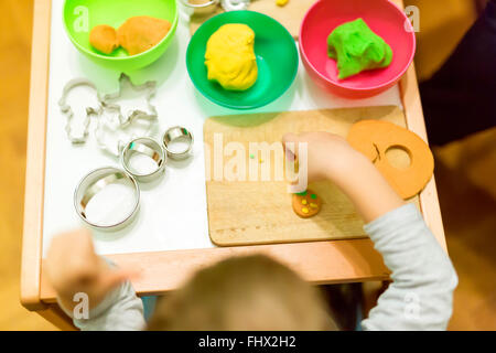 Kreative Kind spielt mit Knetmasse Stockfoto