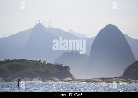 Stand Up üben in der Guanabara-Bucht - Ansicht von Niteroi Stockfoto