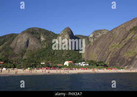 Itacoatiara Strand mit Serra da Tiririca State Park in der Nähe Stockfoto