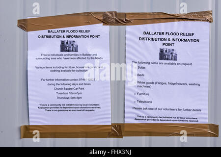 BALLATER ABERDEENSHIRE RIVER DEE FLUT SCHÄDEN FLOOD RELIEF PLAKATE AN DER SEITE EINES CONTAINERS Stockfoto