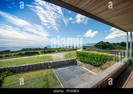 Anzeigen von einem zeitgenössischen Küsten nach Hause in der Nähe von Southgate in Richtung Oxwich Bay auf der Gower, Wales UK Stockfoto