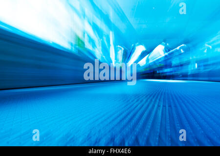 Unscharfen Hintergrund bewegen futuristische Rolltreppe Stockfoto